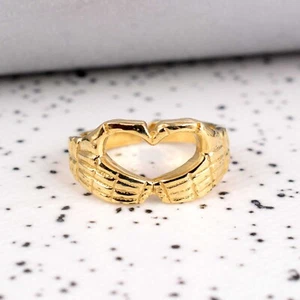 Anillo corazón mano oro, anillo corazón amor, anillo declaración amorosa, regalo para tu amante - Imagen 1 de 4