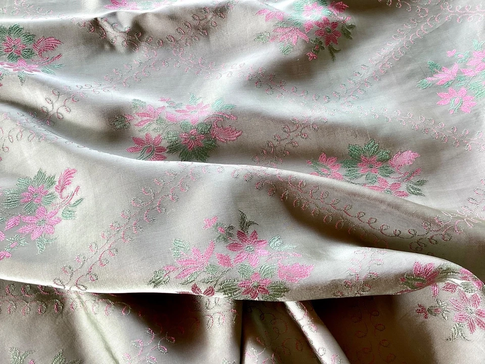 Ancien coupon tissu d'ameublement en soie vert/ rose, 145 x 230 cm - Photo 1/4