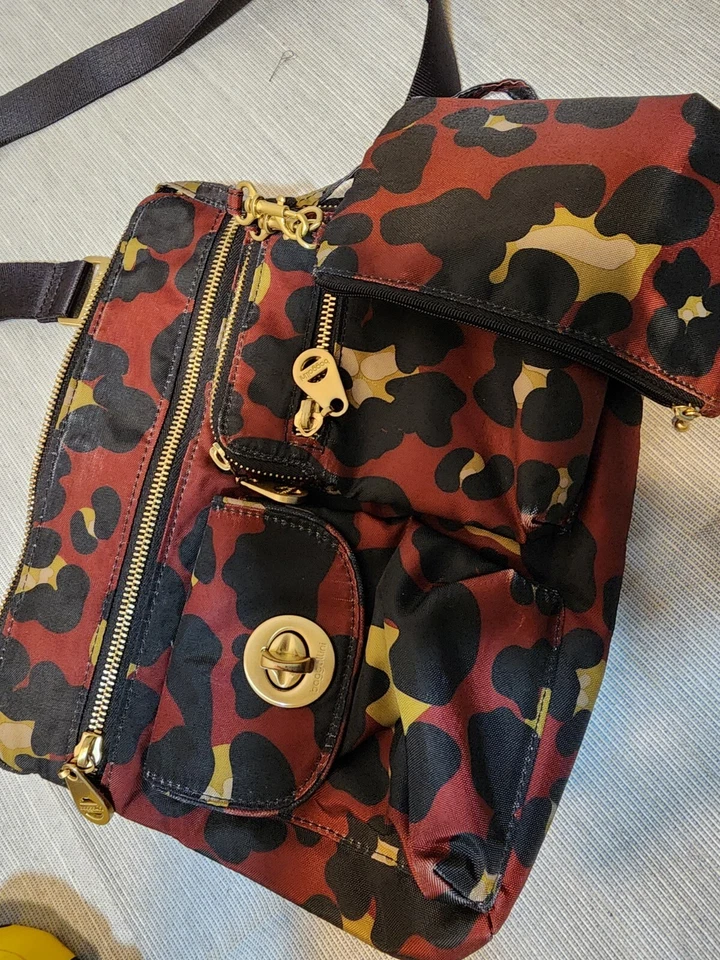 Bandolera Baggallini colorida con estuche para monedas Foto 1 de 4