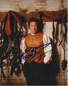 Tom Jones Signed Autographed 8x10 Photograph - Picture 1 of 1