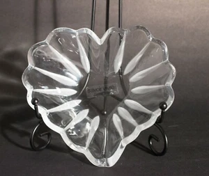Tazón de cristal de 6" en forma de corazón líneas esmeriladas Savoir Vivre baratija caramelo plato de nueces - Imagen 1 de 6