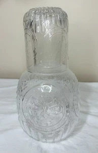 Nachttisch Wasserkaraffe und Glas geprägte Blume auf Glas Sebas - Bild 1 von 7