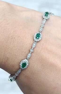 ¡Oferta! Brazalete de tenis de diamantes y esmeraldas genuinas naturales de 3,90 quilates de oro blanco de 14 quilates Foto 1 de 4