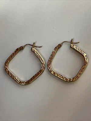 Pendientes básicos de aros cuadrados de oro de 14k Foto 1 de 4