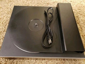 Victrola VPT-2500 Giradischi Streaming Bluetooth in Carbonio ad Alta Risoluzione - Ago Rotto - Foto 1 di 9