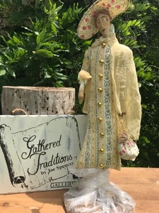 Joe Spencer Gatherered Traditions Cecilia signora con fiore e borsa su piedistallo - Foto 1 di 7