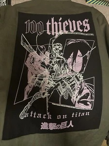 Chaqueta colaborativa 100 Thieves X Attack on Titan nueva con etiquetas. Nunca usado - Imagen 1 de 9