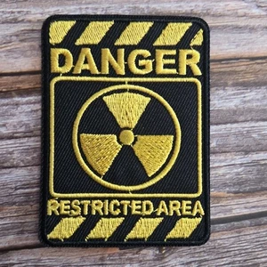 Letrero de radiación de área restringida de peligro punk bordado hierro en parche - Imagen 1 de 2