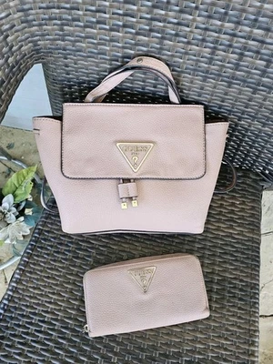 Mochila Bandolera Convertible Guess Aretha Icónica Triángulo Logo Malva Cartera Bolso Foto 1 de 4