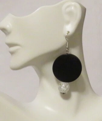 Disco de madera negro colgante blanco crepitante acento de cuentas 2" sin níquel pendientes de gancho  Foto 1 de 2