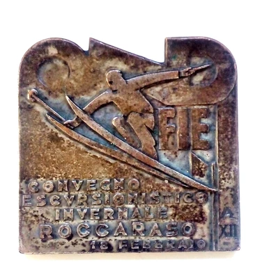 DISTINTIVO CONVEGNO ESCURSIONISTICO INVERNALE ROCCARASO 1934 - Immagine 1 di 2