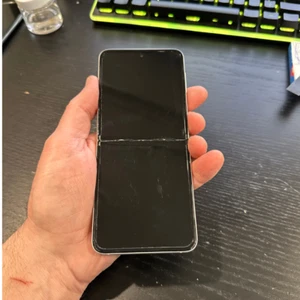 Samsung Galaxy ZFlip 3 (SM-F711W) - Photo 1 sur 9