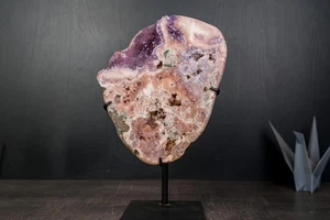 Geoda de amatista rosa sobre soporte con druzy de amatista púrpura natural - Imagen 1 de 10