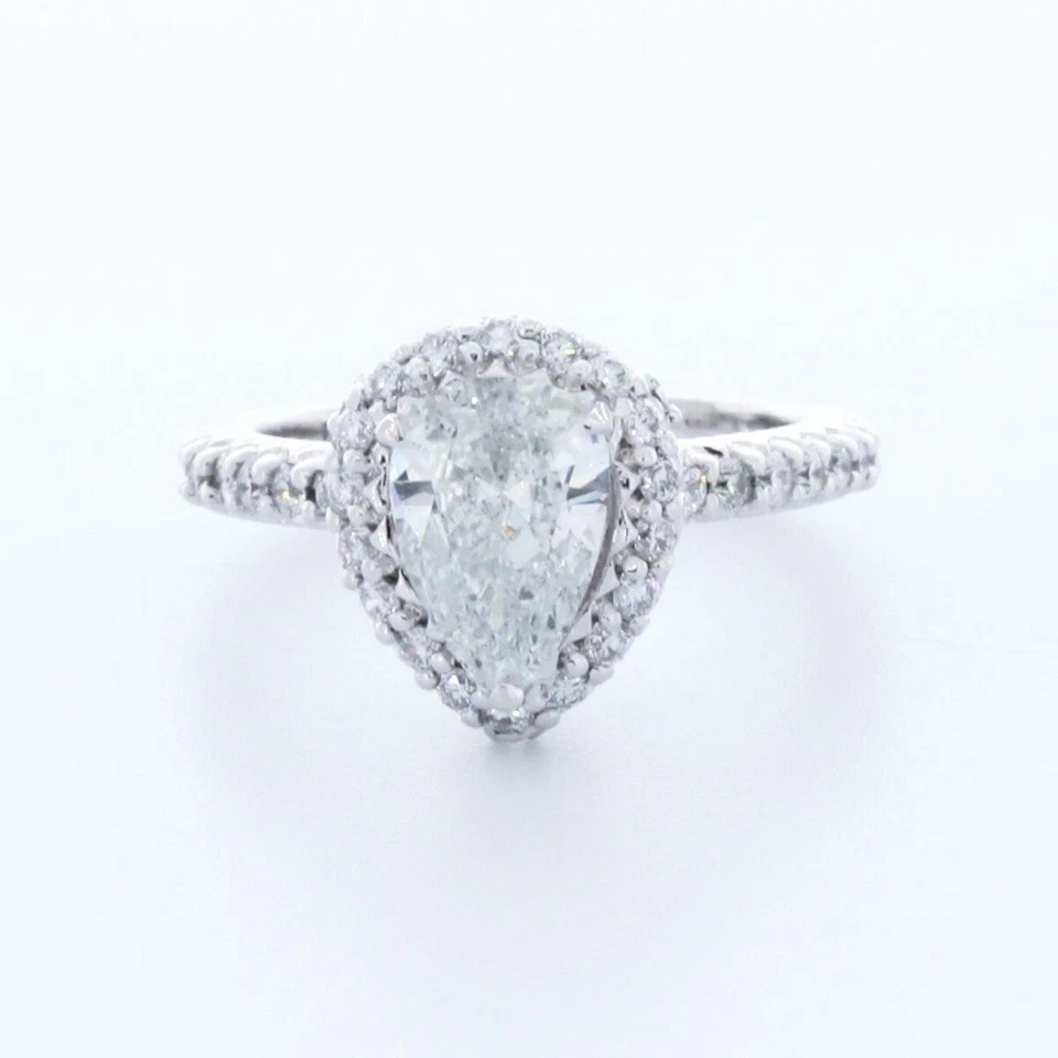 Anillo de acento con halo de oro blanco de 14 quilates de diamante D/VVS2 de 2,1 quilates creado en laboratorio Foto 1 de 4