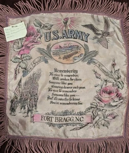 Nombrado Ejército de Estados Unidos Segunda Guerra Mundial Fort Bragg NC - Funda de almohada de satén recordando - Militar Stk #9 - Imagen 1 de 12