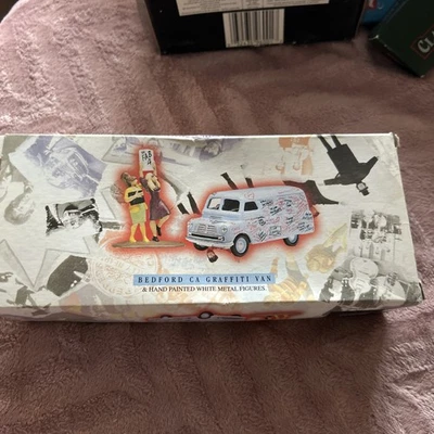 CORGI BEDFORD CA GRAFFITI VAN THE BEATLES 1/43 05606 Foto 1 de 4