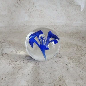 Vintage Art Glass Cobalt Blue Flower Paperweight Globe Controlled Bubble  - Imagen 1 de 8