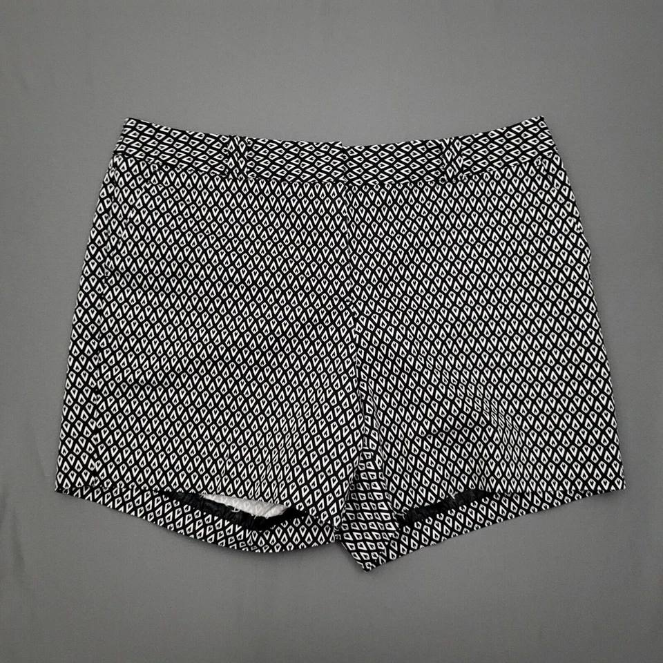 Worthington Shorts Womens Size 8 Mid Rise Chino 5" Inseam Twill Geometric Black - Image 1 of 4