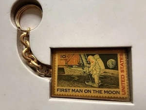 USA Briefmarke Gedenkmünze Erster Mann auf dem Mond Messing Schlüsselanhänger Astronauten Weltraum  - Bild 1 von 5