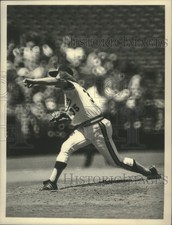 1976 Press Photo San Diego Padres baseball's Randy Jones fires up a pitch