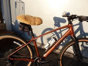 Cubierta de asiento de bicicleta de piel de oveja Merino genuina retro excelente estado oveja rápida - Imagen 1 de 8