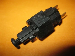 VAUXHALL ASTRA (1984-98) VAUXHALL CALIBRA(1990-97)NEW BRAKE LIGHT SWITCH - 51720 - Picture 1 of 3