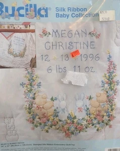 De Colección Bucilla BUNNY BEAR COLCHA TOP Cinta de Seda Estampada Bordado Kit 41286 SELLADO - Imagen 1 de 5