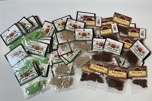 4080 Tiny Mini Pom Pom 3-5 mm lotto artigianale 48 confezioni marrone, marrone chiaro, verde vintage NOS-Darice - Foto 1 di 11