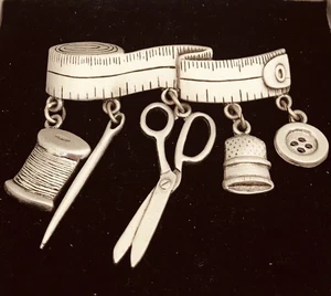 SIGNED J J - FABULOUS VINTAGE PEWTER SEWING ITEMS BROOCH - Picture 1 of 2