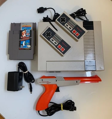 Sistema de entretenimiento Nintendo NES edición original 1985 Foto 1 de 4