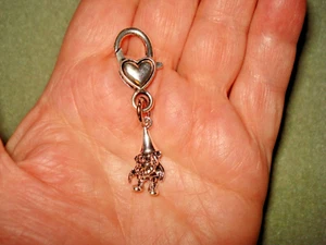 Cartera de 2" con cierre de corazón y cremallera y encanto de 2 lados - Imagen 1 de 4