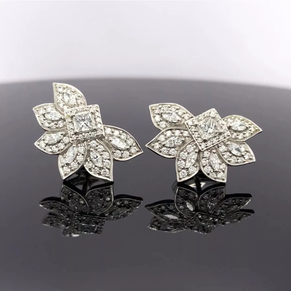 Aretes de diamantes impecables Kat Florence de oro blanco de 18 k de 1,18 quilates D $13000 Foto 1 de 4