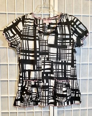 Blusa Médica Koi Kathy Peterson Med Negra Geométrica Blanca con Borde Rosa Foto 1 de 4
