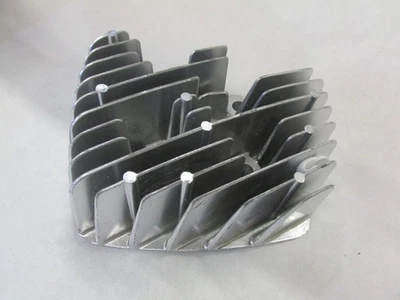 NUEVO OEM SUZUKI T350 1971-1972, CULATA IZQUIERDA ORIGINAL NUEVA, 11121-18600 Foto 1 de 3