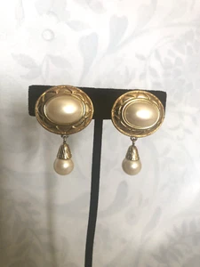 Orecchini Vintage MONET Tono Oro Centrato Finta Perla Pendente Perla E6 - Foto 1 di 6