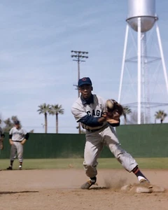 Ernie Banks Making a Catch Chicago Cubs 8x10 MLB Vintage Baseball Photo - Picture 1 of 1