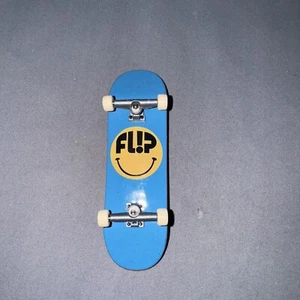 Tech Deck Fingerboard Skateboard DLX Pro Flip Smiley Board - Picture 1 of 2