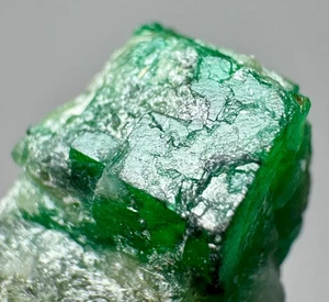19 Karat voll abgeschlossen Top grüne Klatsche Smaragd Kristall auf Matrix @PAKISTAN - Bild 1 von 11