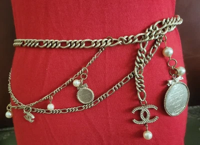 AUTÊNTICO 04A VINTAGE RARO CHANEL CORRENTE PÉROLAS CC LOGOTIPO E BERLOQUES CINTO TOM DOURADO - Imagem 1 de 4