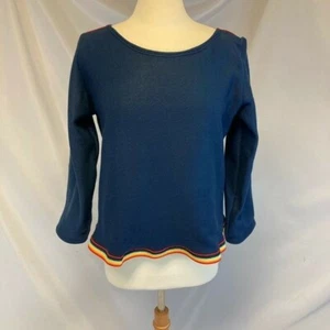 Marineblaues Fleece Sweatshirt mit Regenbogenbesatz - Bild 1 von 4