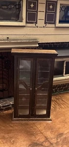 Mobiletto Curio in legno vintage casa delle bambole con anta in vetro raro - Foto 1 di 12