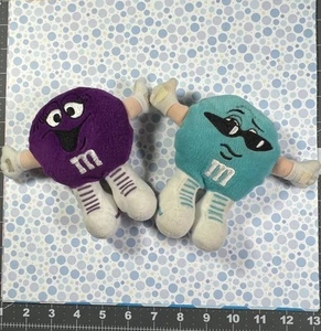 2 enjambres M&M vintage raros de 5" de felpa azul claro y púrpura - Imagen 1 de 1