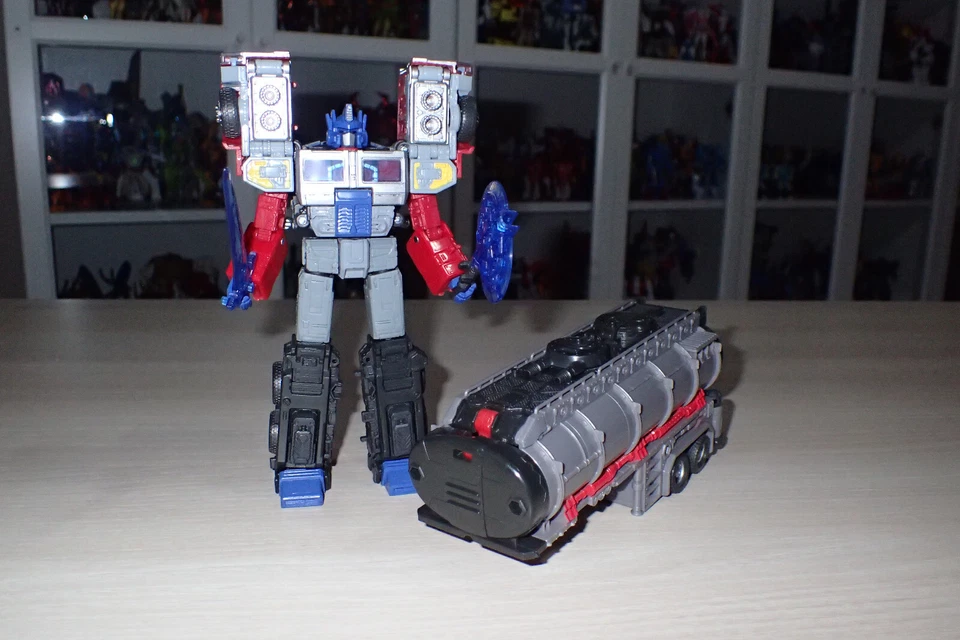 Transformers Generations Legacy G2 Universe Laser Optimus Prime - Imagen 1 de 4