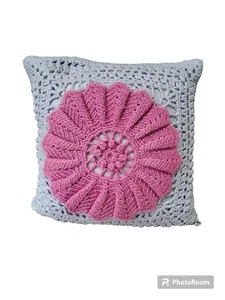 Linda funda de almohada grande de ganchillo cuadrada de 17 pulgadas hecha a mano rosa flor púrpura - Imagen 1 de 8