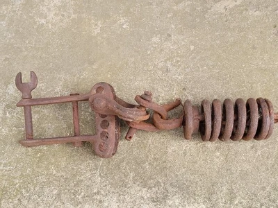 Металлическая сцепка, пружина и гаечный ключ АНТИКВАРНЫЙ фермерский вагон на конной тяге багги 1800-х годов  - Изображение 1 из 4