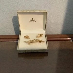 Skurrile Feder Blatt goldfarbene Brosche 3" & passende Clip Ohrringe Original Box - Bild 1 von 5