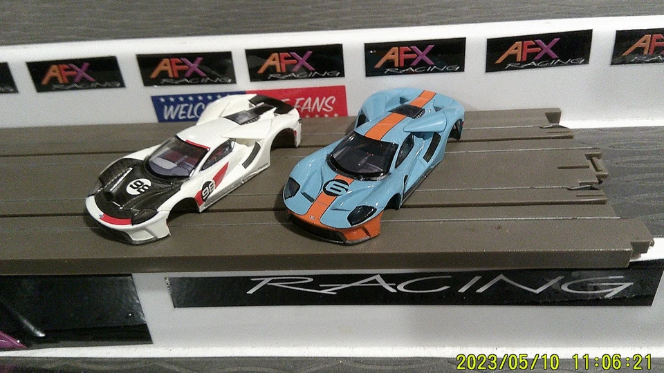 2 AFX RACING H.O. SOLO CARROCERÍAS SLOT ESCALA FORD GT Heritage #98 y #6 golf Foto 1 de 4
