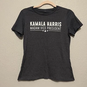 Camiseta Kamala Harris VP Unisex Cuello Redondo Mangas Cortas Gris Marino Talla S - Imagen 1 de 3