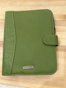 Day Runner Planner 9.25" X 7.5" Verde. Papeleo de 7 anillos - Imagen 1 de 4