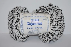 NEU VNTG SCHWARZ, GRAU & WEISS GEFLOCHTENE ELEGANZ KORDEL - 6 mm 100 Yard - BASTELN MAKRAMEE - Bild 1 von 1